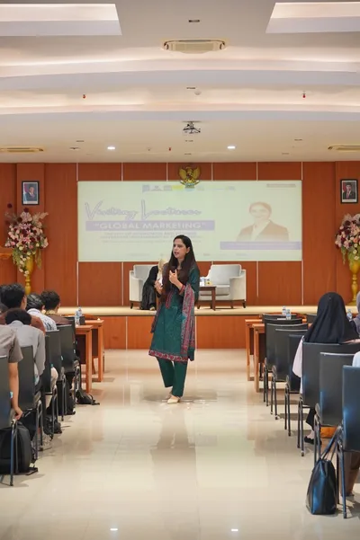 Dr. Amena Sibghatullah delivering Global Marketing lecture as Visiting Professor at UMY Yogyakarta Indonesia