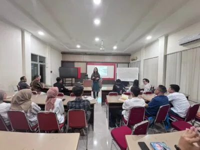 Dr. Amena Sibghatullah delivering pricing strategy and IMC visiting lecture at FEB UNSOED Indonesia